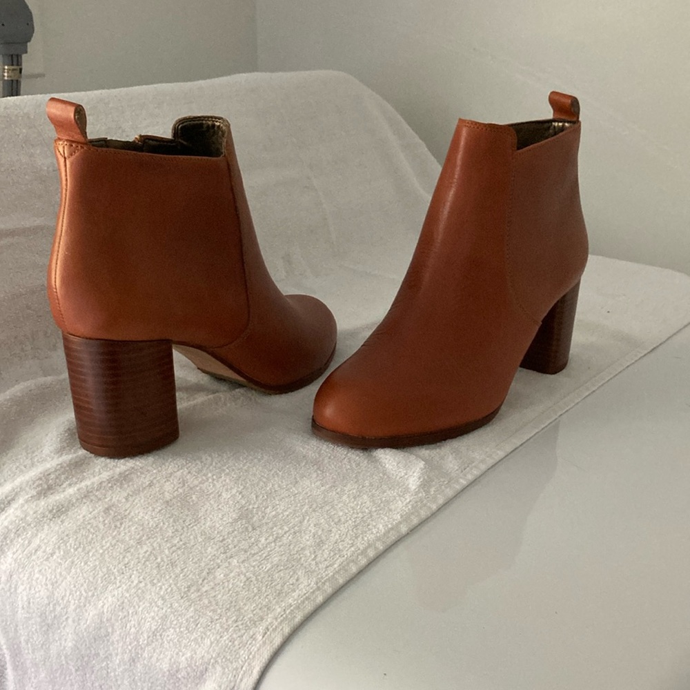 Caramel leather low boots.